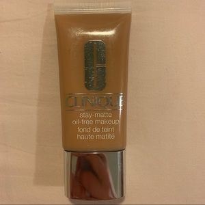 Clinique Stay-Matte Oil-Free Makeup Foundation